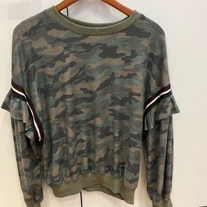 Fatigue comfy sweatshirt with striped detailing on sleeves and back